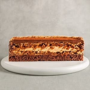 Шоколадный бисквит, сироп с коньяком, масляно-шоколадный крем, абрикосовый конфитюр, покрытие со вкусом темного шоколада.